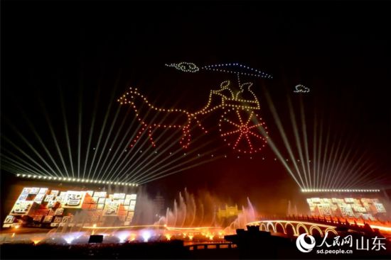 尼山圣境動(dòng)態(tài)光影將觀眾帶入歷史情境。 人民網(wǎng) 喬姝攝